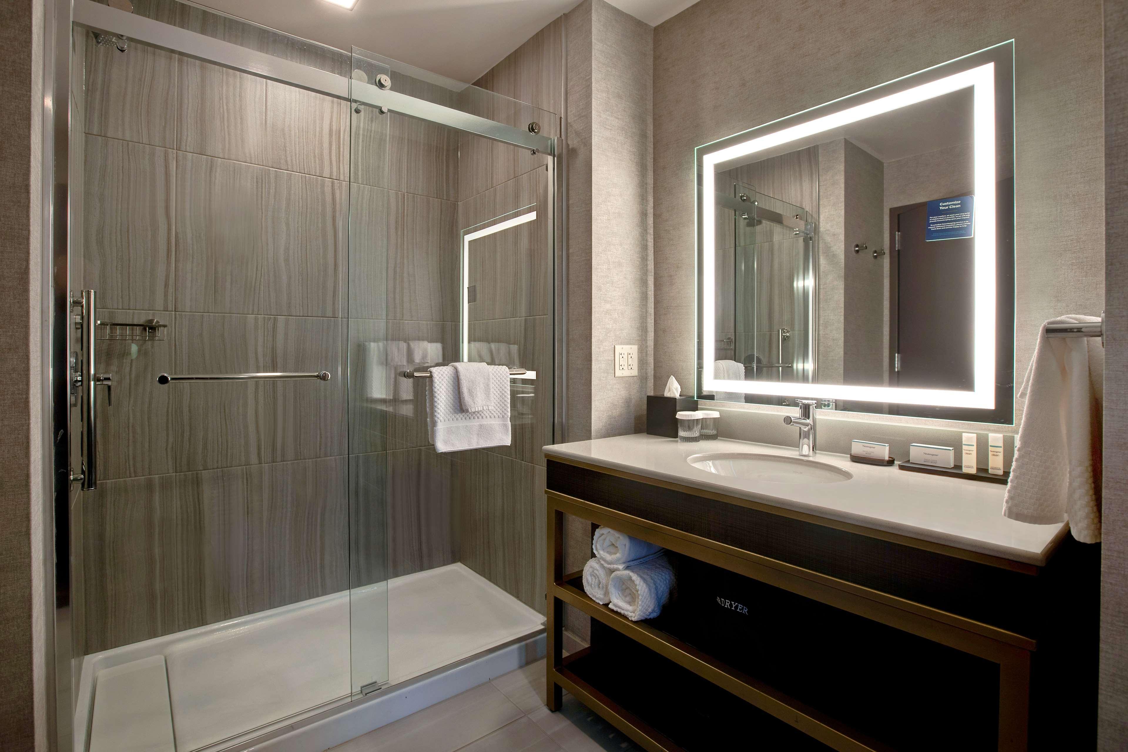 Hotel Embassy By Hilton Riverfront 4*