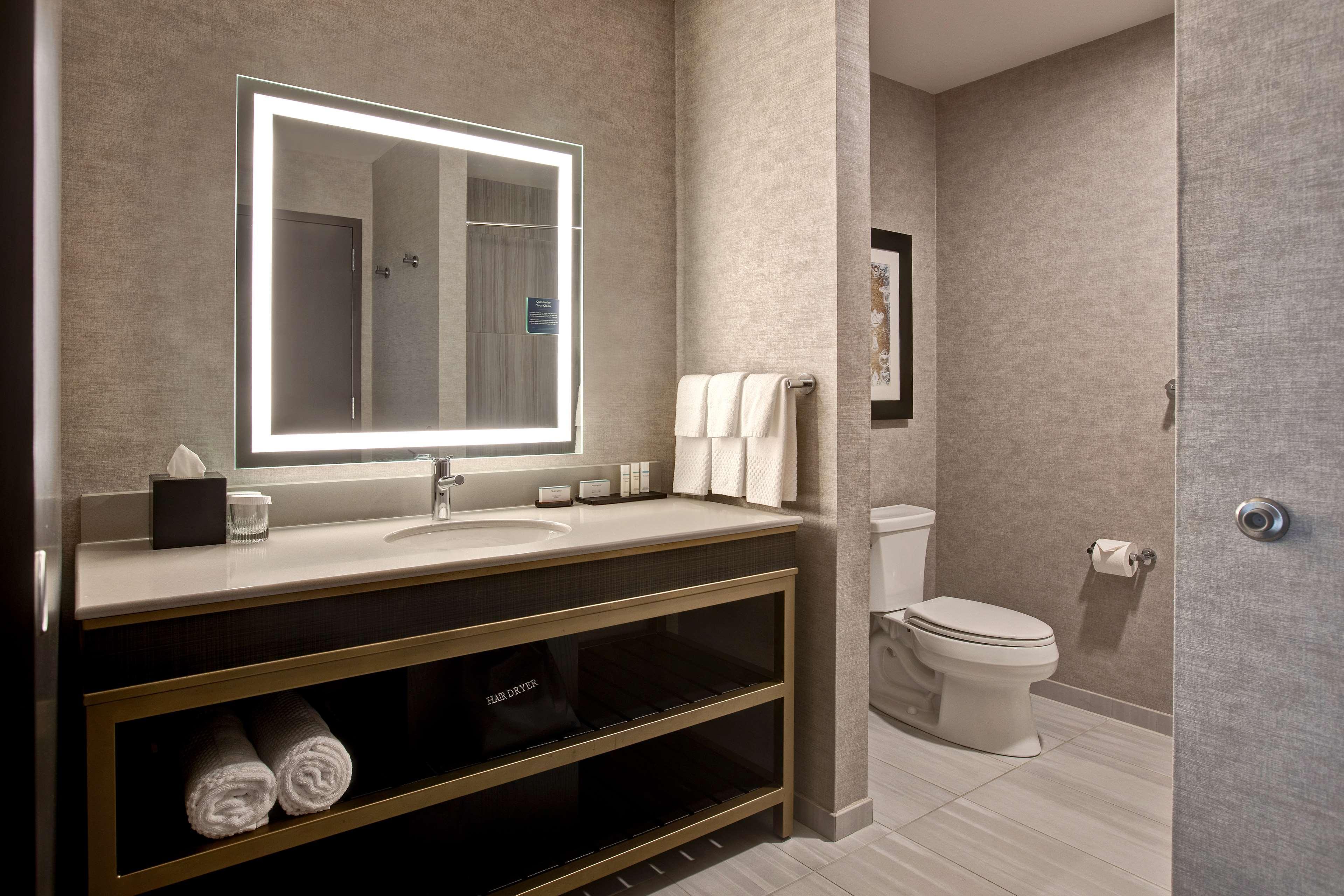 Embassy By Hilton Riverfront Hotel Rockford