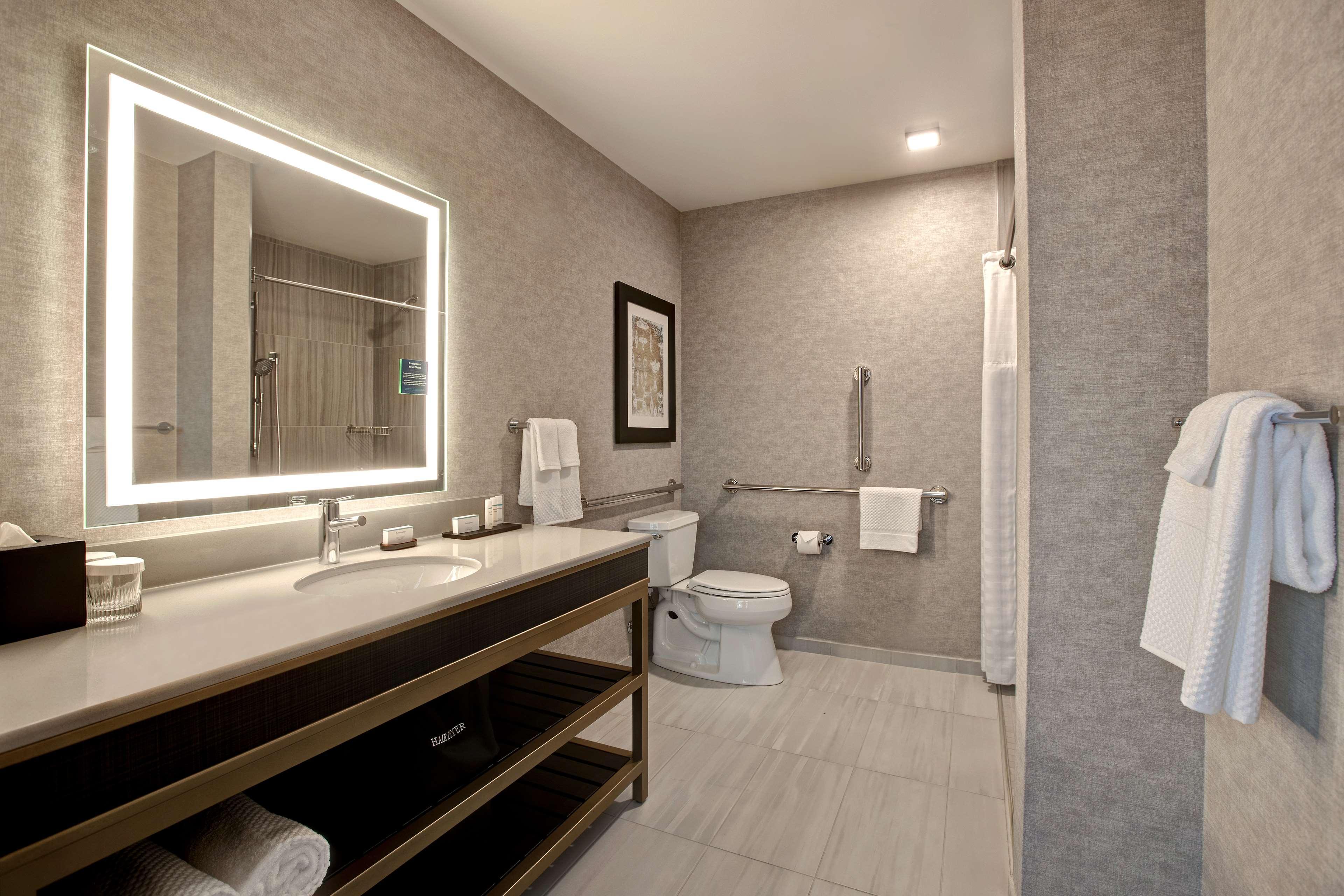 Hotel Embassy By Hilton Riverfront 4*