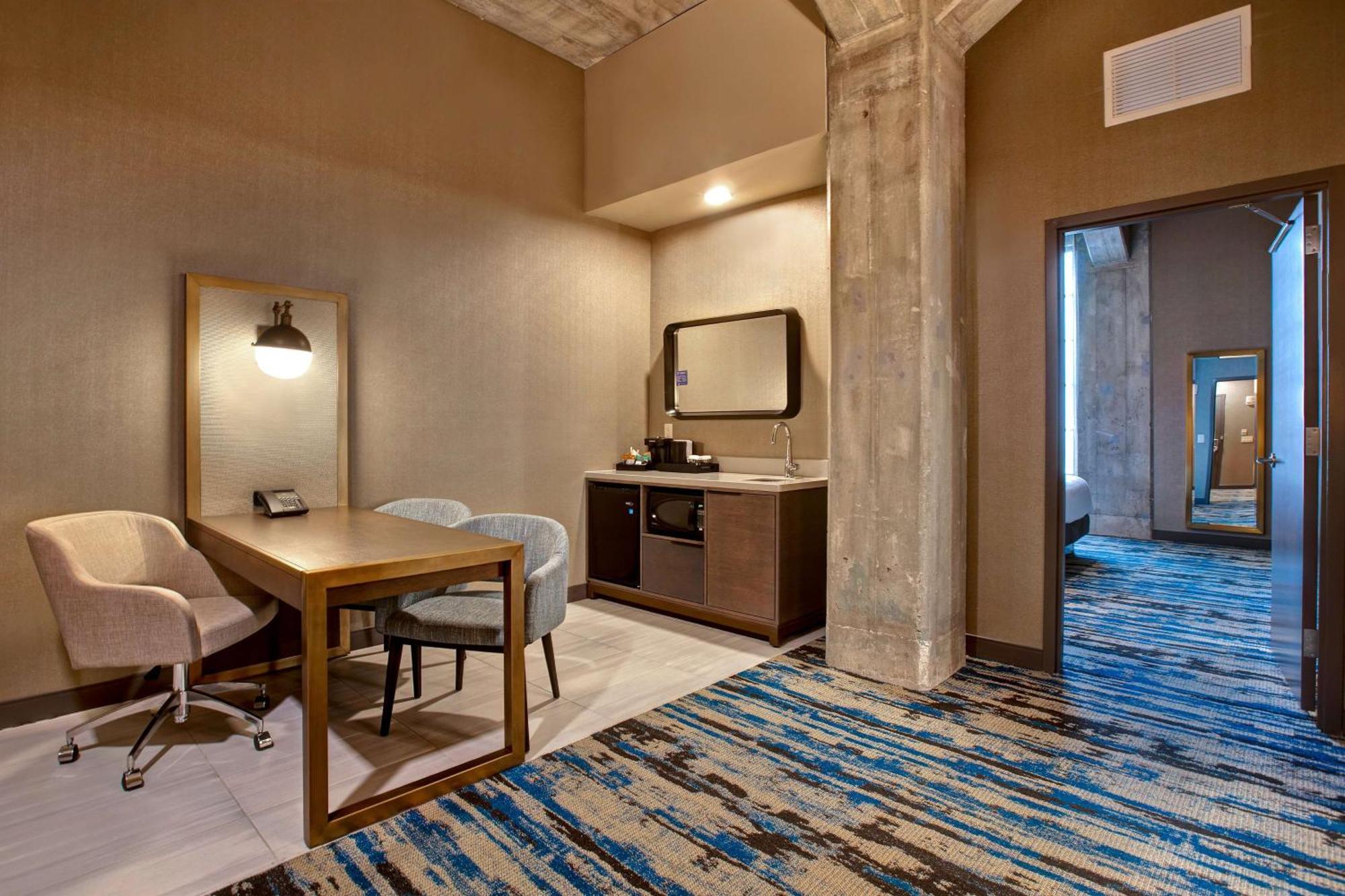 Hotel Embassy By Hilton Riverfront